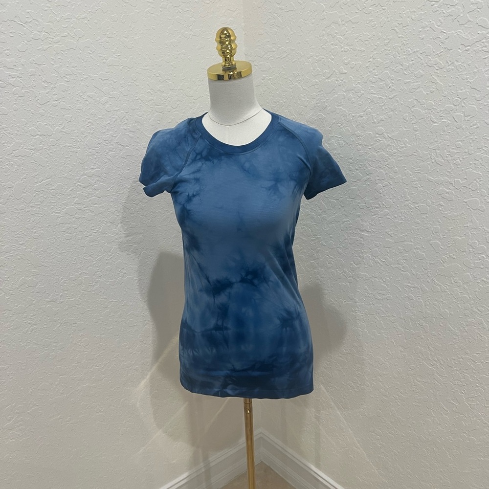 lululemon athletica Women's Blue Patterned Tee - Picture 2 of 5